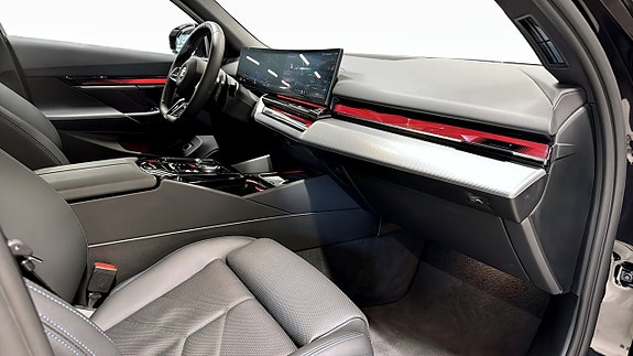 BMW 530e 3 of 5