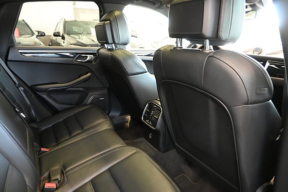 Porsche Macan S 14 of 29