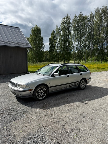 Volvo V40 3 of 4