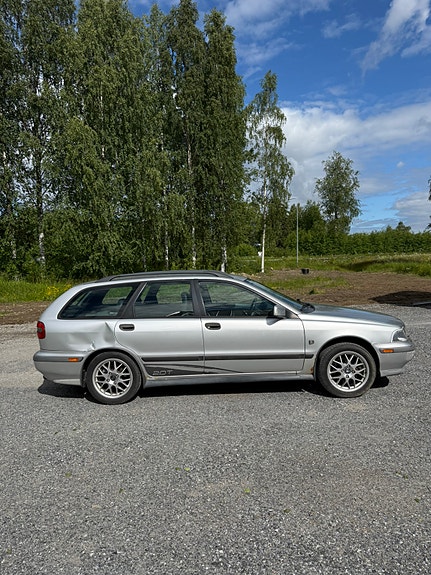 Volvo V40 2 of 4