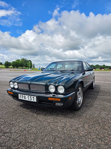 Jaguar XJR 3 of 5