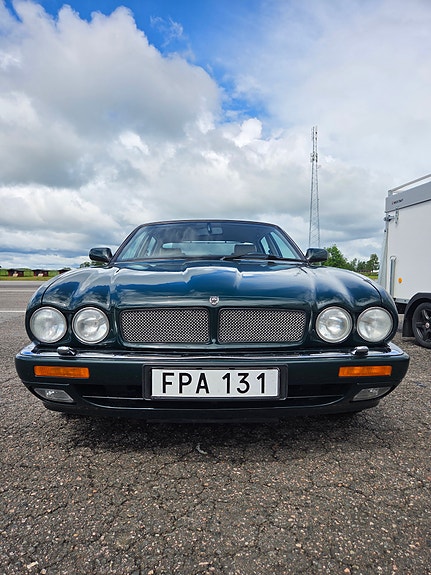Jaguar XJR 4 of 5