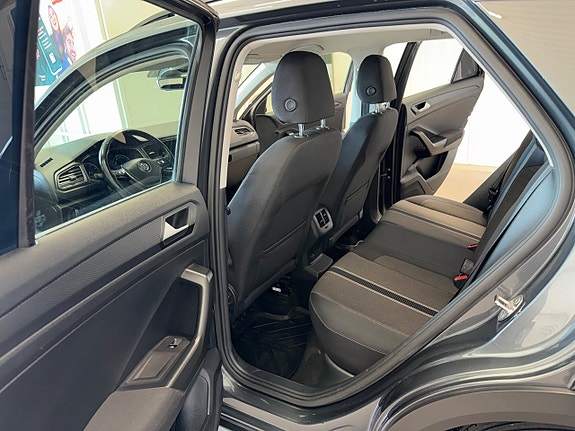 Volkswagen T-Roc 17 of 21