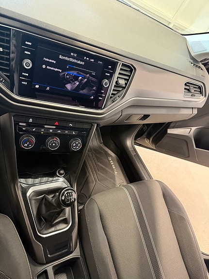 Volkswagen T-Roc 14 of 21