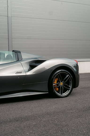 Ferrari 488 Spider 4 of 5
