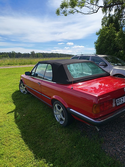 BMW 320i 3 of 5