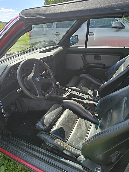 BMW 320i 4 of 5