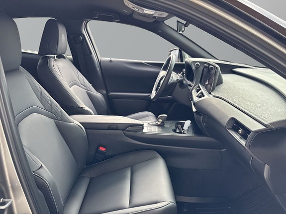 Lexus UX300h 8 of 16
