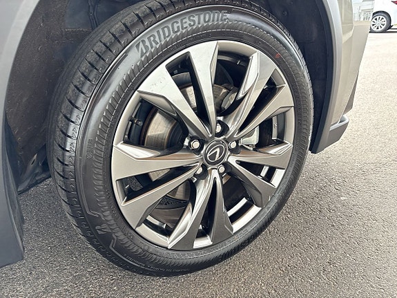 Lexus UX300h 13 of 16