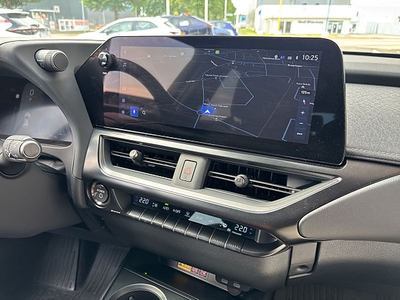 Lexus UX300h 16 of 16