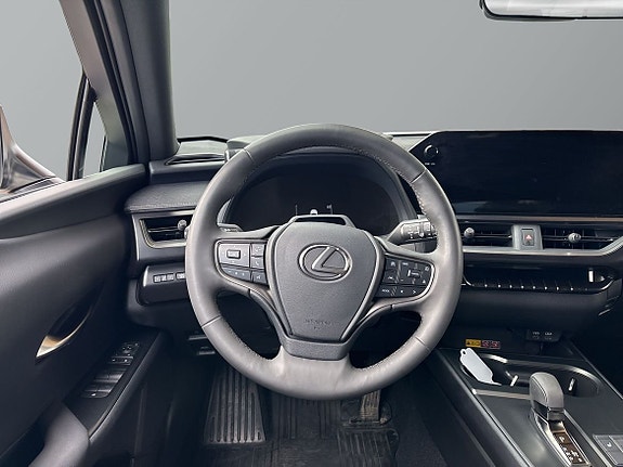 Lexus UX300h 11 of 16
