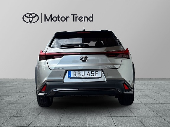 Lexus UX300h 5 of 5