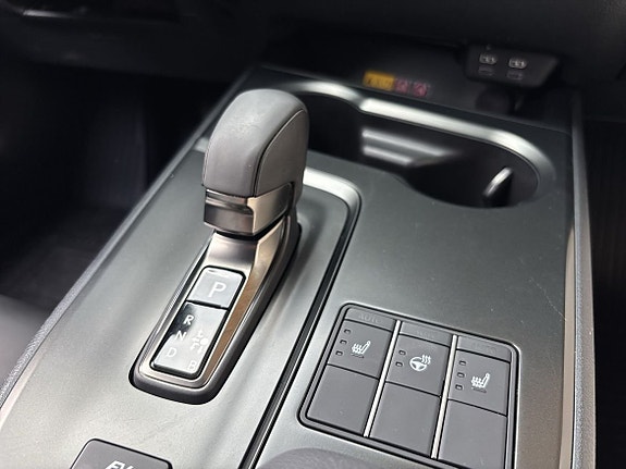 Lexus UX300h 14 of 16