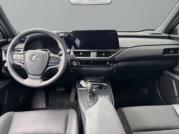 Lexus UX300h 10 of 16