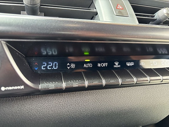 Lexus UX300h 15 of 16