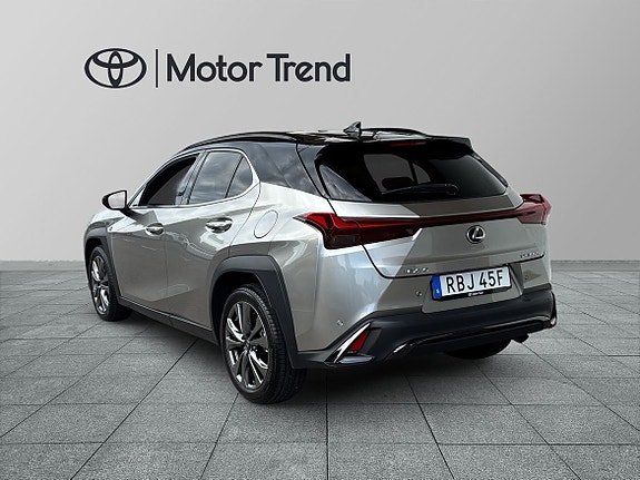 Lexus UX300h 3 of 5
