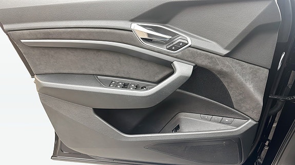 Audi e-tron 16 of 23