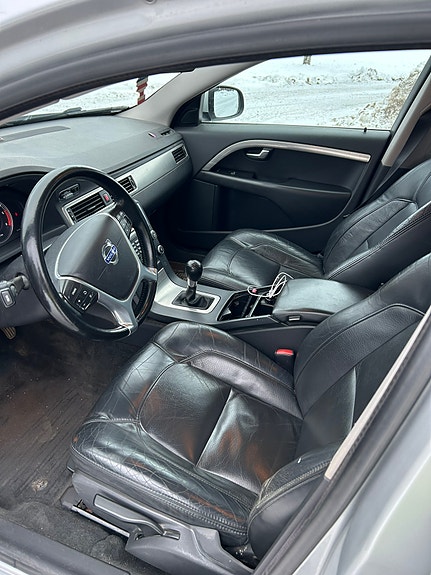 Volvo V70 3 of 4