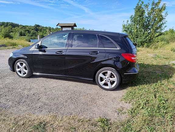 Mercedes-Benz B180 2 of 5