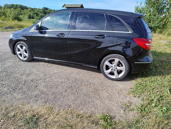 Mercedes-Benz B180 3 of 5