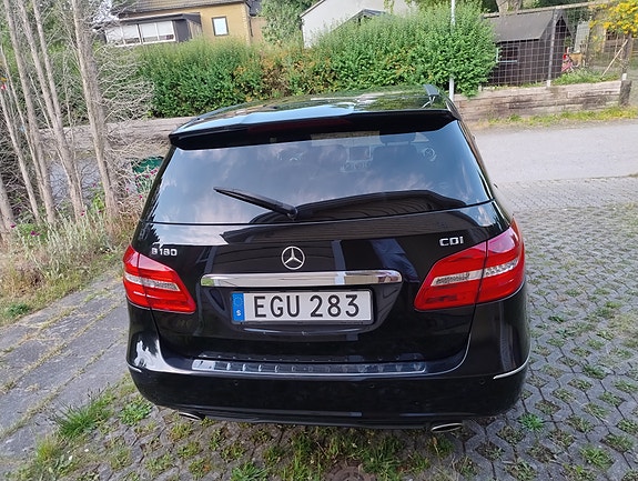 Mercedes-Benz B180 4 of 5