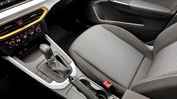 Seat Arona 16 of 18