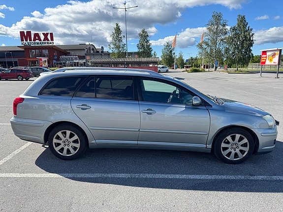 Toyota Avensis 2 of 5