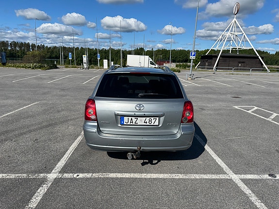 Toyota Avensis 4 of 5