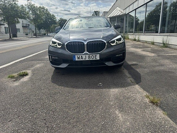 BMW 118d 2 of 5