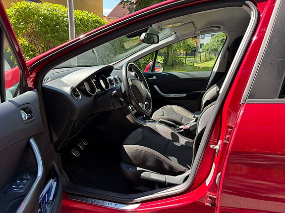 Peugeot 308 SW 2 of 5