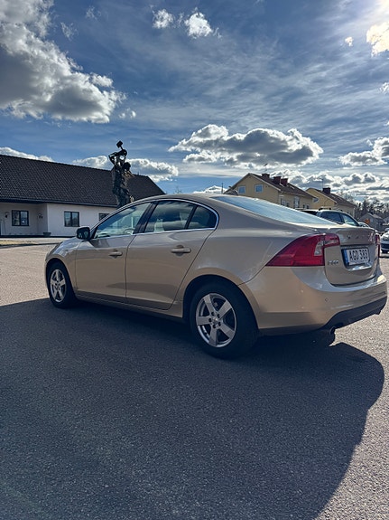 Volvo S60 4 of 5