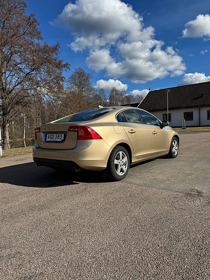 Volvo S60 2 of 5