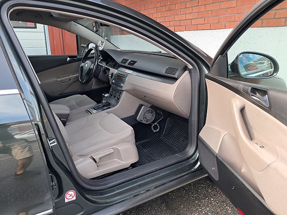 Volkswagen Passat 12 of 15