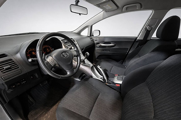 Toyota Auris 8 of 21