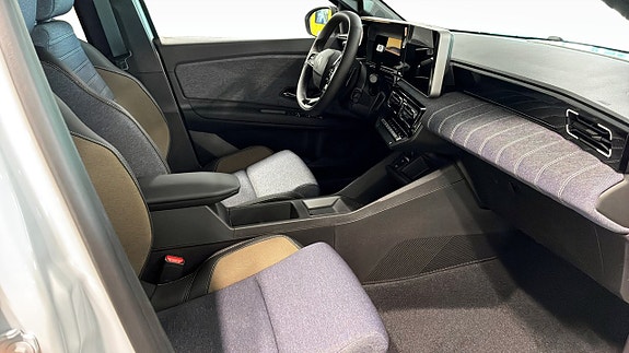 Renault 5 E-Tech 3 of 5