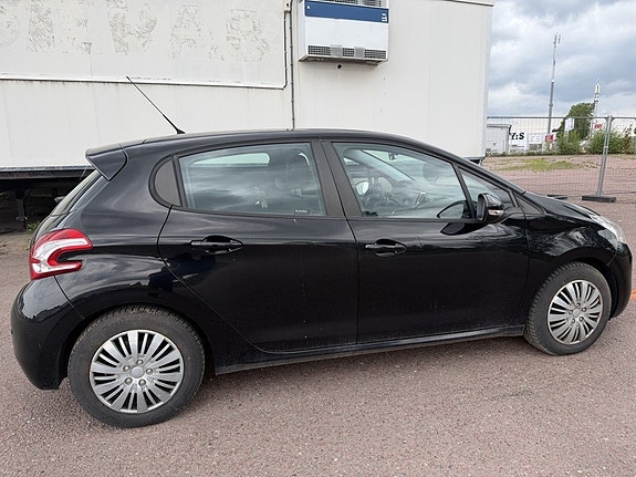 Peugeot 208 3 of 5