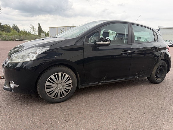 Peugeot 208 2 of 5
