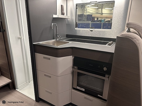 Adria Matrix Supreme 670SL 6 of 12