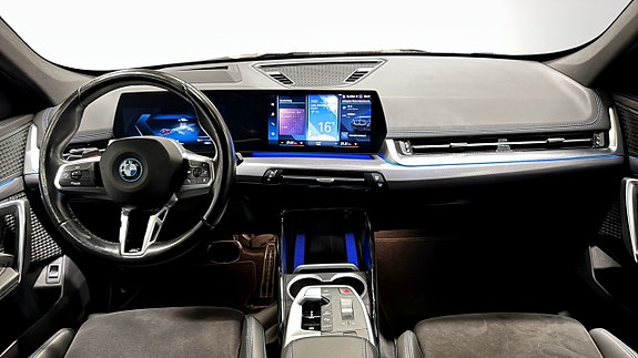 BMW iX1 4 of 10