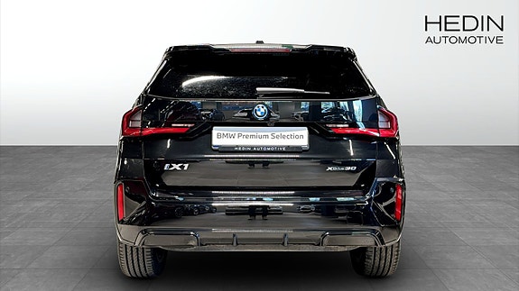 BMW iX1 7 of 10