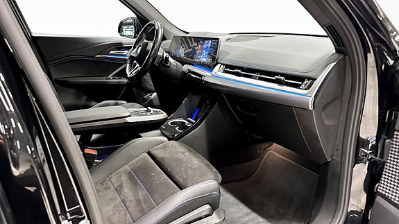 BMW iX1 3 of 10