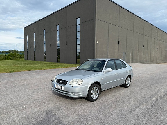 Hyundai Accent 2 of 17