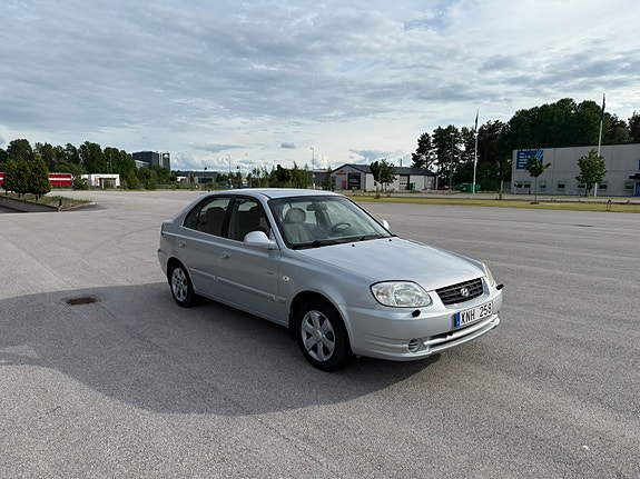 Hyundai Accent 8 of 17