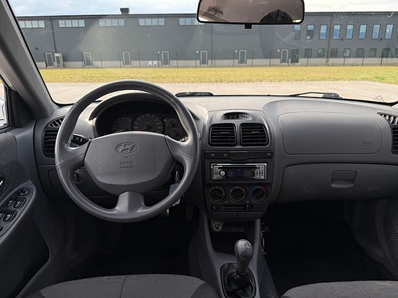 Hyundai Accent 12 of 17