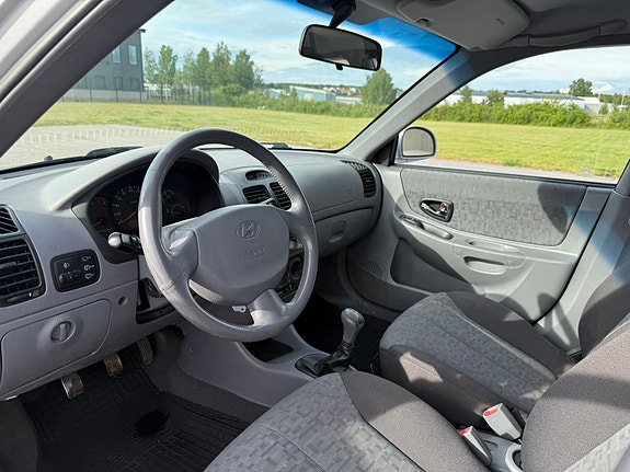Hyundai Accent 9 of 17