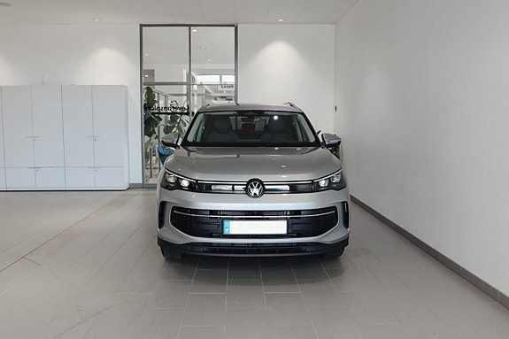 Volkswagen Tiguan 2 of 5