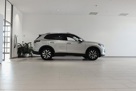 Volkswagen Tiguan 3 of 5