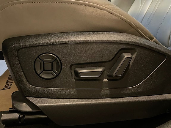 Audi e-tron 12 of 16