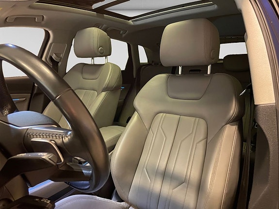 Audi e-tron 9 of 16