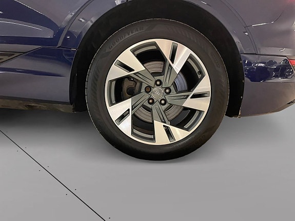 Audi e-tron 8 of 16